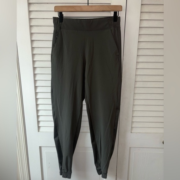 Athleta Textured Brooklyn Jogger Mountain Olive Green size 2 Travel Breathable - Picture 3 of 5